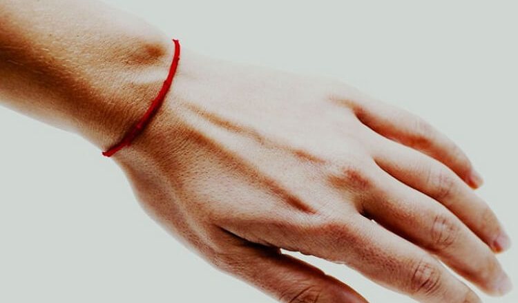 Почему никогда не стоит носить на руке красную нить