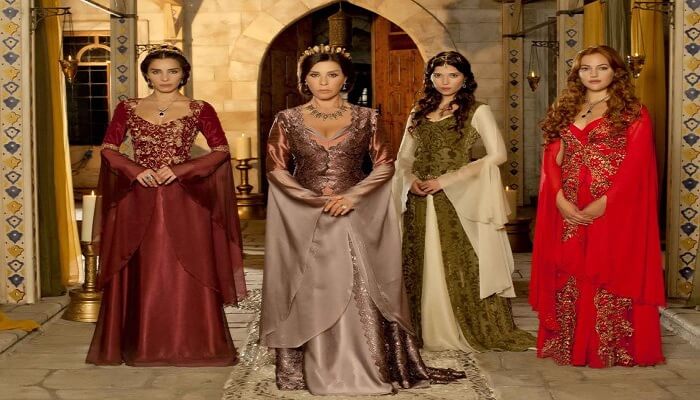 если б я был султан Hafsa-purple-dress-hatice-green-and-white-dress-mahidevran-red-dress-and-hurrem-red-and-gold-dress-1
